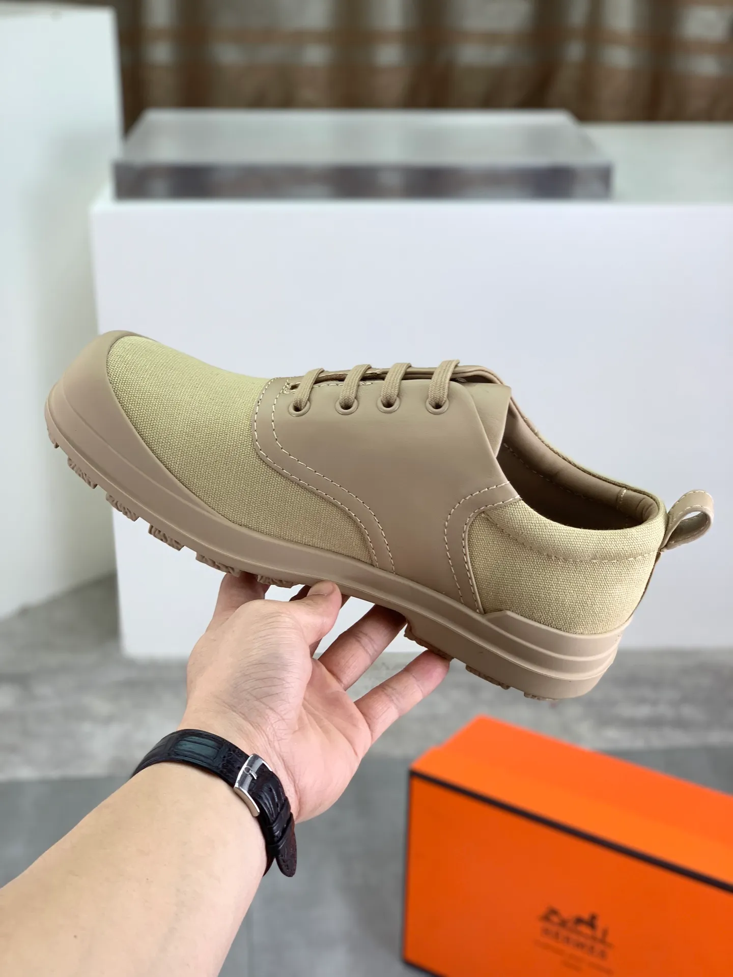 Factory price P740 💰💎💎💎Brand: Hermès Grade: Same as the official website Original quality materials: Original soft calfskin with beef tendon cloth Water-dyed cowhide lining Original Italian rubber outsole Style categories: Men's fashion Formal casual leather shoes Lace-up men's shoes series Young fashion European and American trends British style Size: 39-44 (38.45 can be customized)